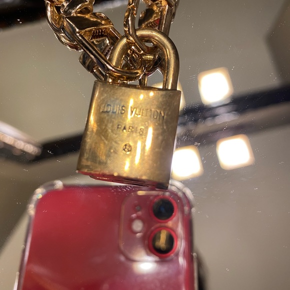 Authentic LV key lock bracelet in excellent condition - Picture 2 of 3
